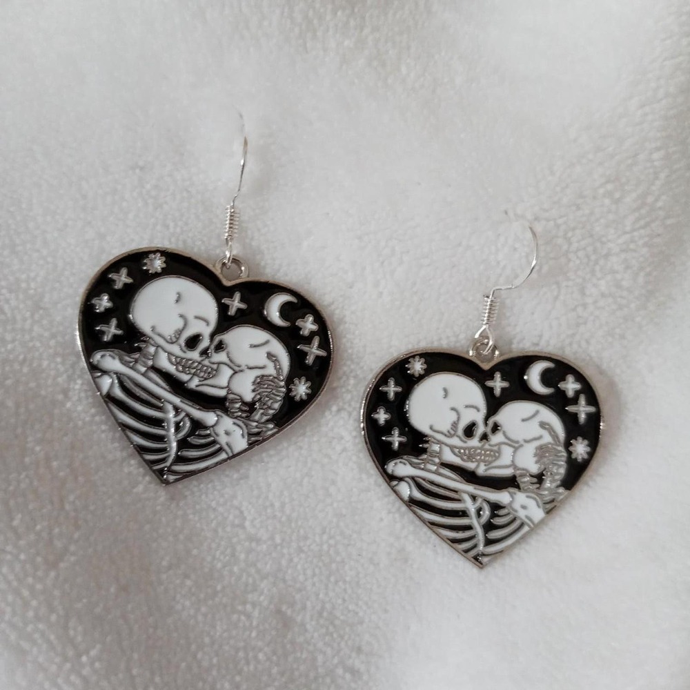 Black heart skeleton kiss earrings